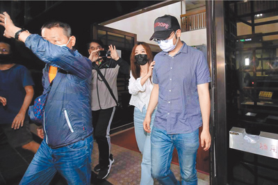 新北市議長蔣根煌之子蔣欣璋(右一)被控違反《選罷法》,法官判決無罪。(本報資料照片) image