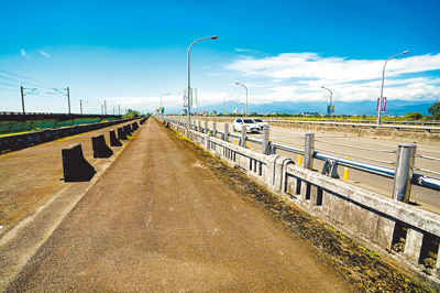 宜蘭縣政府廢止舊蘭陽大橋歷史建築身分,文化部發文指「疑有違失之虞」。圖右為現今仍通行的蘭陽大橋,圖中為舊橋,圖左為台鐵列車通行的鐵路橋。(本報資料照片) image