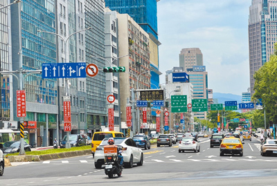 台北市信義路往基隆路北向路段,短短200公尺就有高達27面交通路牌,市議員陳宥丞痛批,路牌資訊過多讓用路人難以在短時間消化,反倒增加交通風險。(台北市議員陳宥丞研究室提供/徐佑昇台北傳真) image