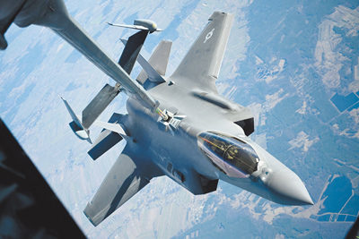 一架隸屬美國空軍的F-35戰機正在進行空中加油。(路透) image