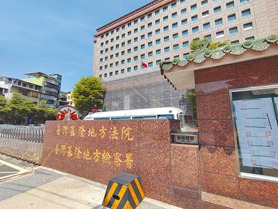 新北市警察局金山分局去年8月查獲員警莊翼飛涉嫌包庇賭場並收受賄賂,基隆地檢署14日偵查終結,將莊員及賭場負責人黃姓男子起訴。(張志康攝) image