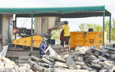 嘉義縣新庄滯洪池廢棄光電設施處理廠商,為減少清運量,直接就地碎化,被環境部認定已違反廢棄物清理法。(呂妍庭攝) 嘉義縣新庄滯洪池廢棄光電設施處理廠商,為減少清運量,直接就地碎化,被環境部認定已違反廢棄物清理法。(呂妍庭攝)