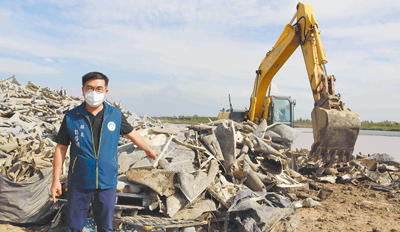 已被開罰300萬元的嘉義縣新庄滯洪池,光電廢棄物清理進度牛步,堆置方式也不符規定,遭環境部長彭啓明撂狠話,表示還要再重罰300萬元。(呂妍庭攝) 已被開罰300萬元的嘉義縣新庄滯洪池,光電廢棄物清理進度牛步,堆置方式也不符規定,遭環境部長彭啓明撂狠話,表示還要再重罰300萬元。(呂妍庭攝)