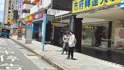 夏季氣溫高,不少台北市民反映等公車時沒有地方遮蔽,議員建議增加候車亭。(張珈瑄攝) image
