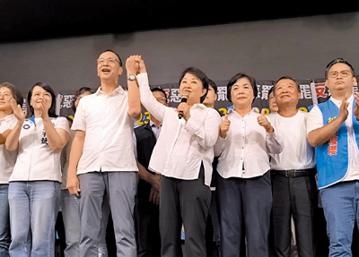 台中市長盧秀燕(前排左三)17日在台中反惡罷助講時,拉起國民黨主席朱立倫(左二)的手,說朱這幾年表現有目共睹,要給他拍拍手,「媽媽給你按個讚」。(李京昇攝) image