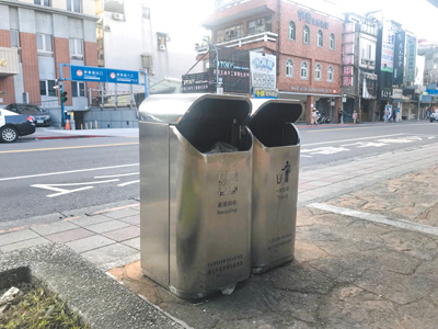 台北市假日各大商圈人潮洶湧,行人專用清潔箱經常爆滿影響市容,議員吳世正建議北市環保局導入「智慧垃圾箱」,透過壓縮垃圾及即時回報功能,可有效減少垃圾溢出情形。(本報資料照片) image