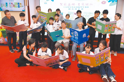 花蓮縣國中小學校學生簿本封面今年響應縣府「繁花盛開」政策重新設計,以幾何圖形、方塊結合繽紛自然的花卉意象,象徵學子在知識沃土持續成長、綻放。(花蓮縣政府提供/羅亦晽花蓮傳真) image