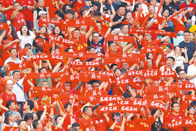 今年爆紅的2025年江蘇省城市足球聯賽,由省內13個地級市以各自城市命名成立代表隊,被稱為「蘇超」。圖為蘇州隊球迷為球隊加油。(中新社) image