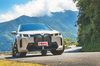 BMW iX xDrive45 M Sport擁有嶄新的車頭造型設計,BMW飾光水箱護罩融合簡約斜紋,彰顯其豪華純電旗艦休旅的風格。(陳大任攝) image
