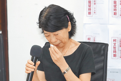 民眾黨前主席柯文哲夫人陳佩琪18日到立法院出席記者會,說到京華城案數度落淚。(黃世麒攝) image