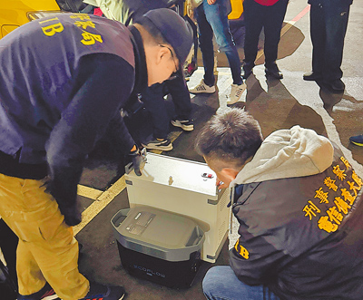 刑事局電信偵查大隊破獲利用大陸製「偽基站」發送釣魚簡訊的詐騙集團案。(刑事局提供) image