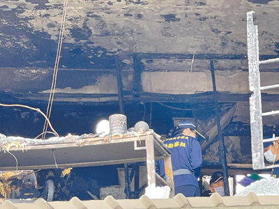 高雄市林園區發生大樓火警釀3死,檢警與消防局鑑識人員,18日上午前往火場採證勘查。
(丁治綱攝) image