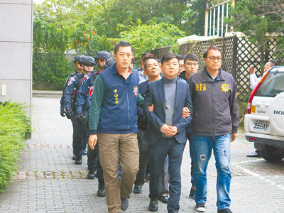 天道盟盟主「鐵霸」曾盈富(前排中)18日被檢警掃黑逮捕,19日將移送。(本報資料照片) image