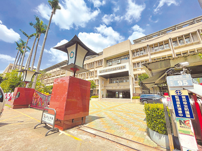 台中女中1名涉性平案男教師經調查結案後傳出又接任高一導師,經在校生反映,校方火速調整導師名單。(馮惠宜攝) image