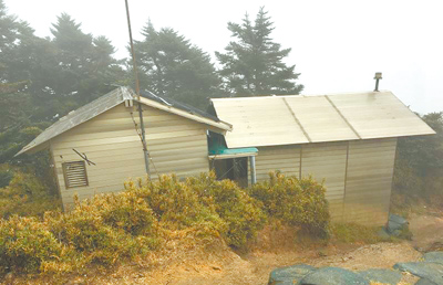 奇萊稜線山屋齡逾30年,設備老舊且床位少不敷使用,太魯閣國家公園管理處將在旁新建山屋,預計11月底完工。(太管處提供/羅亦晽花蓮傳真) 奇萊稜線山屋齡逾30年,設備老舊且床位少不敷使用,太魯閣國家公園管理處將在旁新建山屋,預計11月底完工。(太管處提供/羅亦晽花蓮傳真)