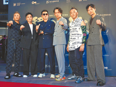 《角頭-鬥陣欸》19日於西門町舉行首映與見面會,左起潘俊佳、是元介、伊正、黃鐙輝、阿Ben以及吳念軒。(陳俊吉攝) image