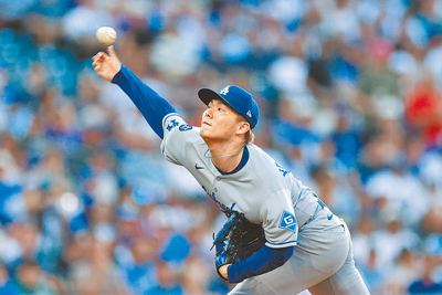 道奇右投山本由伸對洛磯繳出7局失3分的優質先發,可惜無關勝敗。(路透) image