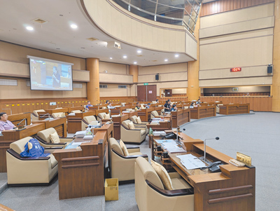 基隆市議會20日審查《基隆市公債發行自治條例》草案,基市財政處長謝妙蓮表示,若基隆捷運自籌資金能夠以發行公債方式籌措,利率相較銀行借款降低0.5%,每年利息可望節省3422萬元。(張志康攝) image