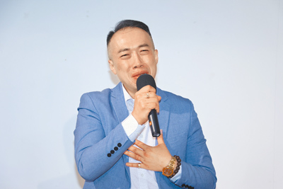 抖音網紅「安哥碎碎念」潘俊安20日接受媒體訪問,提到已逝女友不禁落淚。(謝采恩攝) image