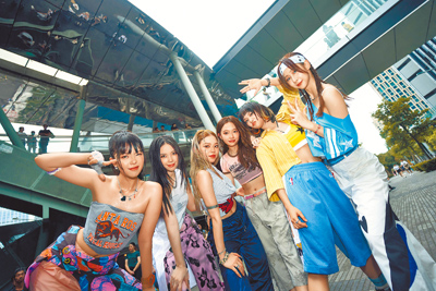 女團babyMINT日前在台北信義區舉辦「舞蹈快閃」活動,丞妘(左起)、Vikky、粼粼、栩栩、品妡、熙妍。(華研國際提供) image