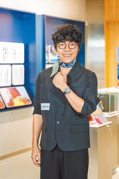 盧廣仲佩戴SWATCH MOONSWATCH系列進階版Mission to the moonphase表款,月球與地球分列在表盤的兩端,暗藏著人生哲理。(SWATCH提供) image
