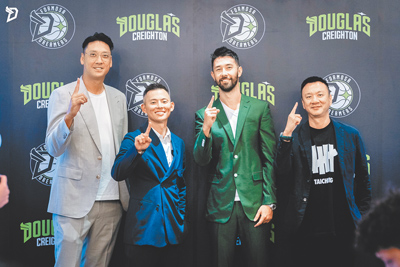 夢想家射手簡浩(右二)剛卸下球員身分,就要再從總教練角色展開籃球生涯新篇章,球隊領隊陳立宗(右一)、董事長暨球員發展總監田壘(左一)、總經理韓駿鎧(左二)都為他送上祝福。(福爾摩沙夢想家提供) image