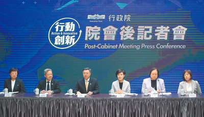 行政院會21日通過115年度中央政府總預算案,行政院長卓榮泰(左三)、副院長鄭麗君(右三)、祕書長龔明鑫(左二)、主計長陳淑姿(右二)等人出席院會後記者會說明。(陳君瑋攝) image