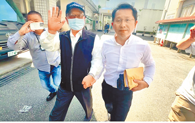 花蓮縣前民政處長明良臻(右)涉查水表案請辭,20日重回縣府擔任機要祕書。(本報資料照片) image