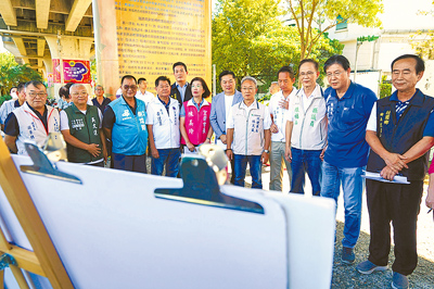 高鐵延伸宜蘭案通過環評,縣府21日在宜蘭市和平路鐵路橋下說明特定區規畫進度。(李忠一攝) image