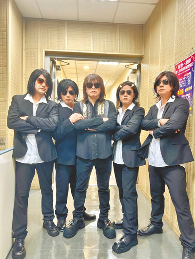 吳俊宏(左起)、彭正、康康、陳孟賢、陳隨意全扮成伍佰,戲稱團名是「1500」。(中視提供) image