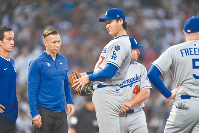 大谷翔平(右二)對洛磯4局下遭強襲球擊中右大腿上方,在投手丘接受道奇防護人員檢查傷勢。(美聯社) image