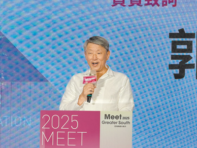經濟部長郭智輝22日南下高雄展覽館參加「第5屆Meet Greater South亞灣新創大南方」展會,他上台致詞前,從口袋拿出講稿,並自嘲表示「我還是要照稿演出」,惹得台下哄堂大笑。(洪浩軒攝) image