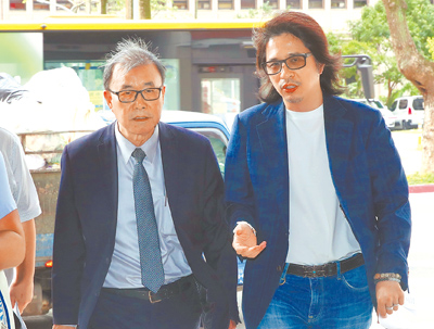 教育部政務次長葉丙成(右)於社群平台上暢談台大性平案,更洩露當事人個資,不過教育部性平會卻認定未違反《性別平等教育法》保密義務,葉則在22日宣布請辭。(本報資料照片) image