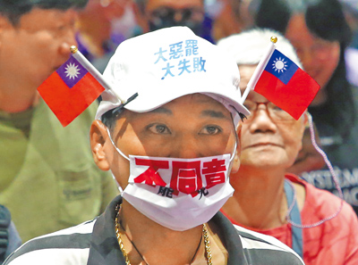 第二波立委罷免投票暨核三重啟公投即將登場,新北市唯一被罷免的國民黨立委羅明才22日舉辦「決戰新北反惡罷之夜」造勢活動。(趙雙傑攝) image