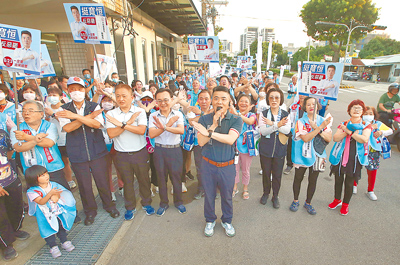 823選前最後一夜,立委顏寬恆22日(中)與志工在沙鹿市區徒步掃街,呼籲選民投票不同意罷免及同意重啟核三。(范揚光攝) image