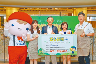 全球人壽年度「愛的超熱血」公益義賣暨捐血活動21日溫馨登場,總經理馬君碩(中)親自出席,並代表捐贈環境友善茶米予忠義基金會。(全球人壽提供╱洪凱音台北傳真) image