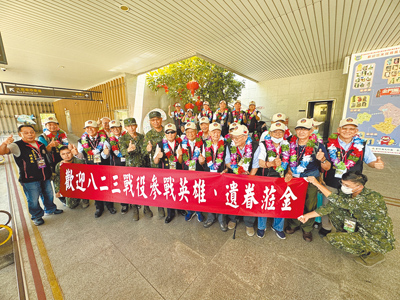 陸軍司令部22日起一連兩天舉辦「八二三戰役67周年紀念」相關活動,邀請124位來自全台各地的參戰英雄及陣亡烈士遺族重返金門與會。(于家麒攝) image