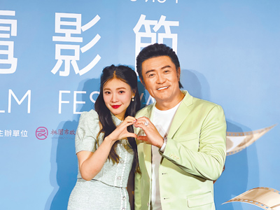 桃園電影節開幕片《突破:三千米的泳氣》由李㼈(右)監製主演,女兒李紫嫣當女主角。(桃園電影節提供) 桃園電影節開幕片《突破:三千米的泳氣》由李㼈(右)監製主演,女兒李紫嫣當女主角。(桃園電影節提供)