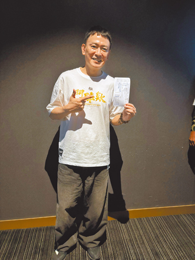 王識賢22日在影廳內收到粉絲的「履歷表」,相當有趣。(李承陽攝) image