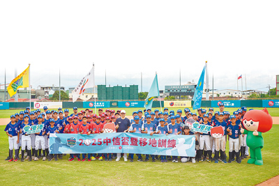 2025中信盃暨移地訓練22日圓滿落幕,中信慈善基金會副董事長陳國世(中)鼓勵孩子打球不忘讀書,為自己開創精彩未來。(中信慈善基金會提供) image