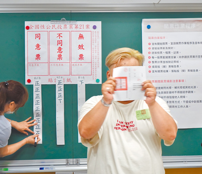 核三延役公投昨舉行,核三廠所在地的屏東縣恆春鎮南灣里和大光里,同意票均勝過不同意票。(羅琦文攝) image