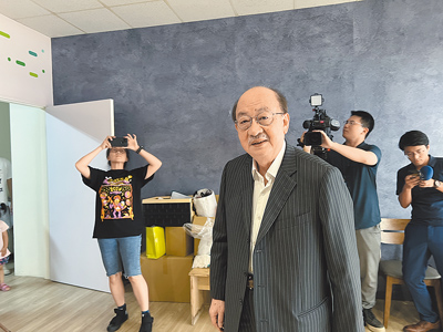 民進黨立院黨團總召柯建銘被批戰略錯誤,導致大罷免大失敗。圖為柯建銘23日下午4點多突然現身民進黨新竹縣黨部,表示自己來關心一下。(王惠慧攝) image