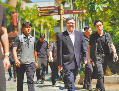 卓內閣多位閣員未換先辭,史上罕見。對於內閣改組議題,行政院長卓榮泰(中)23日至北市三民國中投票表示,總預算、823投票都已完成,應該讓賴總統有更大空間,去通盤考量內閣和人事布局。(郭吉銓攝) image