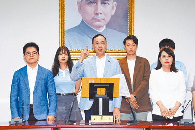 823公投、罷免戰落幕,行政院繼續啟動內閣改組,國民黨主席朱立倫(中)認為,不能由個別的人去入閣,應該尋求政黨之間共識。(郭吉銓攝) image