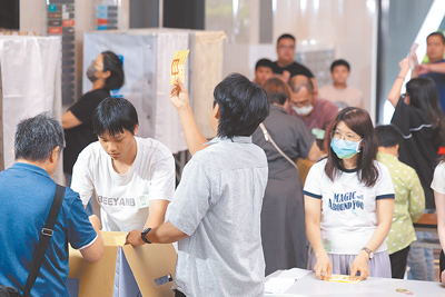 第2波大罷免投票國民黨守住7席立委,藍白合展現實質成效。圖為23日罷免暨核三重啟公投開票情況。(杜宜諳攝) image