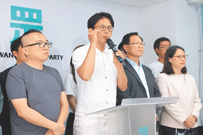 民眾黨主席黃國昌(左二)23日表示,下會期民眾黨團將修《公投法》,以公投併大選方式提升民眾投票意願。(杜宜諳攝) image