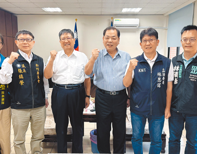 國民黨新竹縣二選區立委林思銘(右二)在縣長楊文科(左二)、副縣長陳見賢(左三)、議長張鎮榮(左一)、民眾黨縣議員林碩彥(右一)等陪同下宣布罷免不通過。(陳育賢攝) image