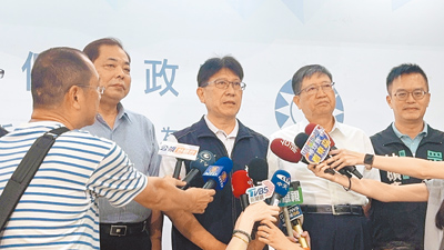 國民黨新竹縣二選區立法委員林思銘(右三)自行宣布罷免不通過,他並呼籲賴政府不要再胡搞瞎搞。(陳育賢攝) image