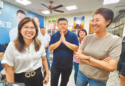 投二立委游顥(中)罷免案遭否決,他感謝南投縣長許淑華(右)、民眾黨南投縣黨部主委麥玉珍(左)及鄉親的力挺,將在立院好好監督政府施政。(楊靜茹攝) image
