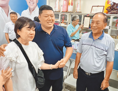 國民黨南投縣第二選區立委游顥(右二)罷免案,以6萬1443票不同意否決罷免案,游顥的母親喜極而泣,他給予擁抱直呼「這是最疼我的人」。(楊靜茹攝) image